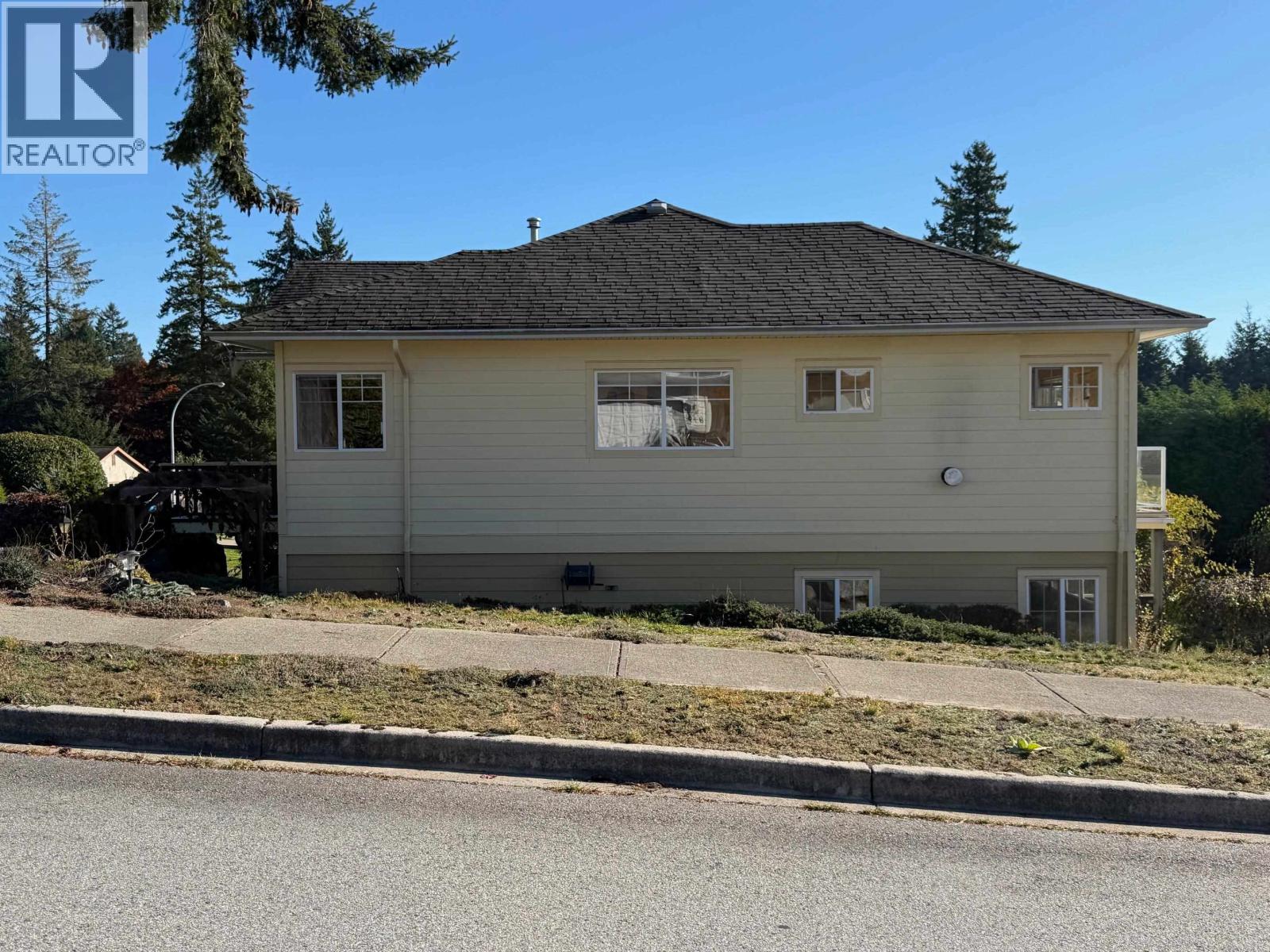 817 Aurora Way, Gibsons, British Columbia  V0N 1V9 - Photo 7 - R3179140