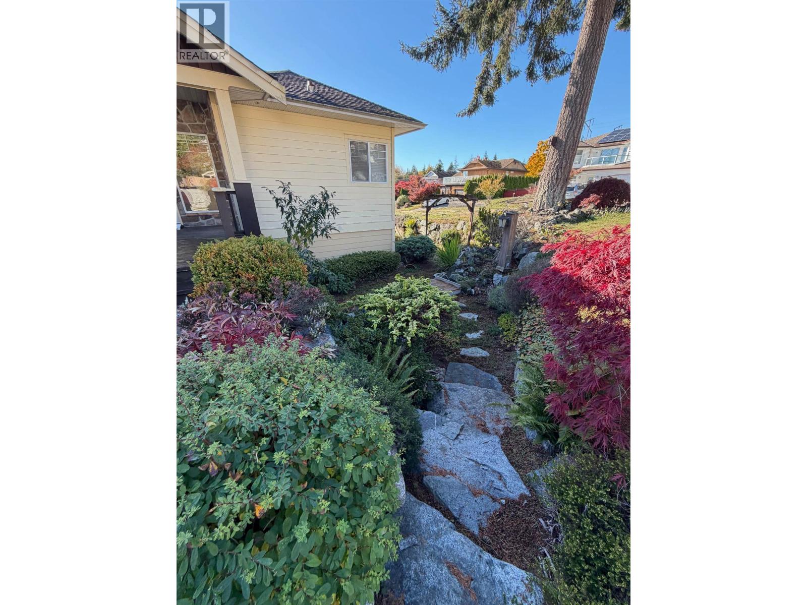 817 Aurora Way, Gibsons, British Columbia  V0N 1V9 - Photo 4 - R3179140