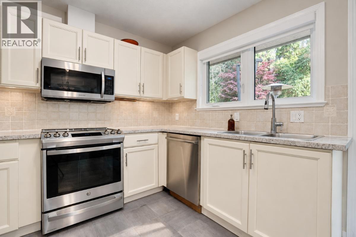 696 Wellington Place, North Vancouver, British Columbia  V7K 3A1 - Photo 12 - R3178556