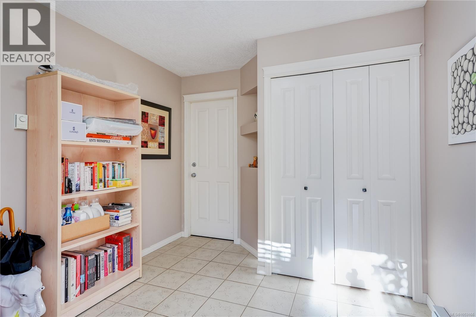 8 Stoneridge Dr