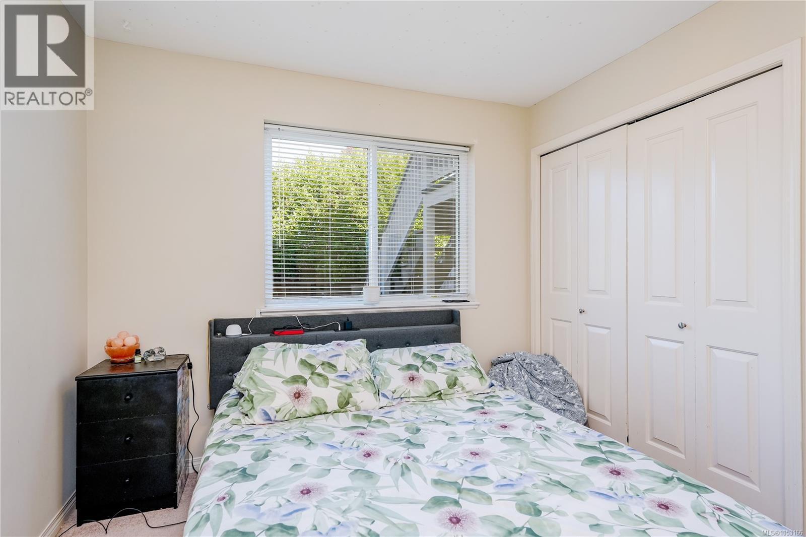 8 Stoneridge Dr