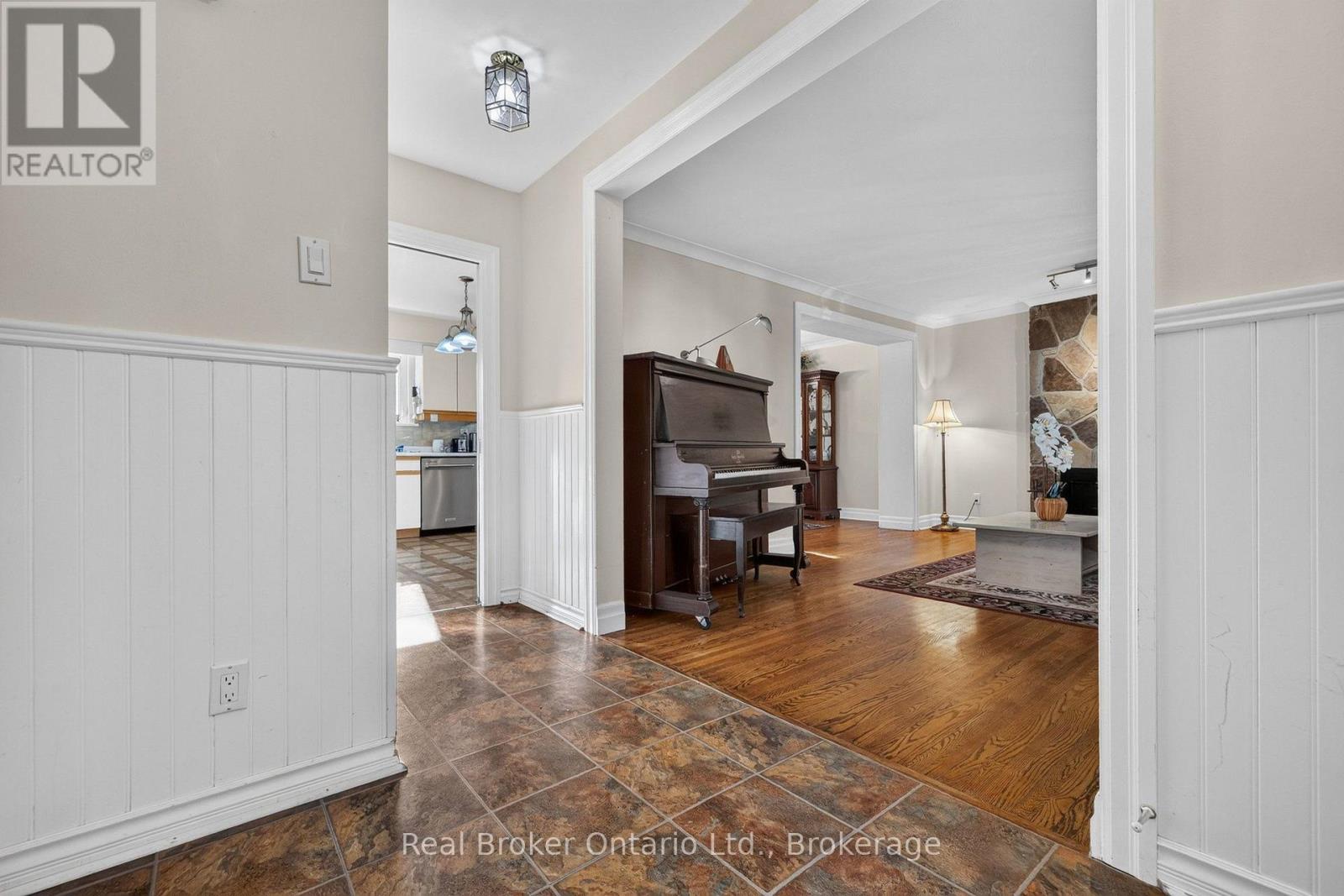 18 Kingsview Boulevard E, Brampton, Ontario  L6Y 1C3 - Photo 8 - W14123380