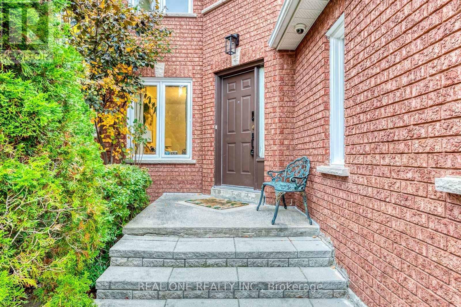 1515 Rosebank Court, Mississauga (East Credit), Ontario  L5M 5M7 - Photo 3 - W14123348