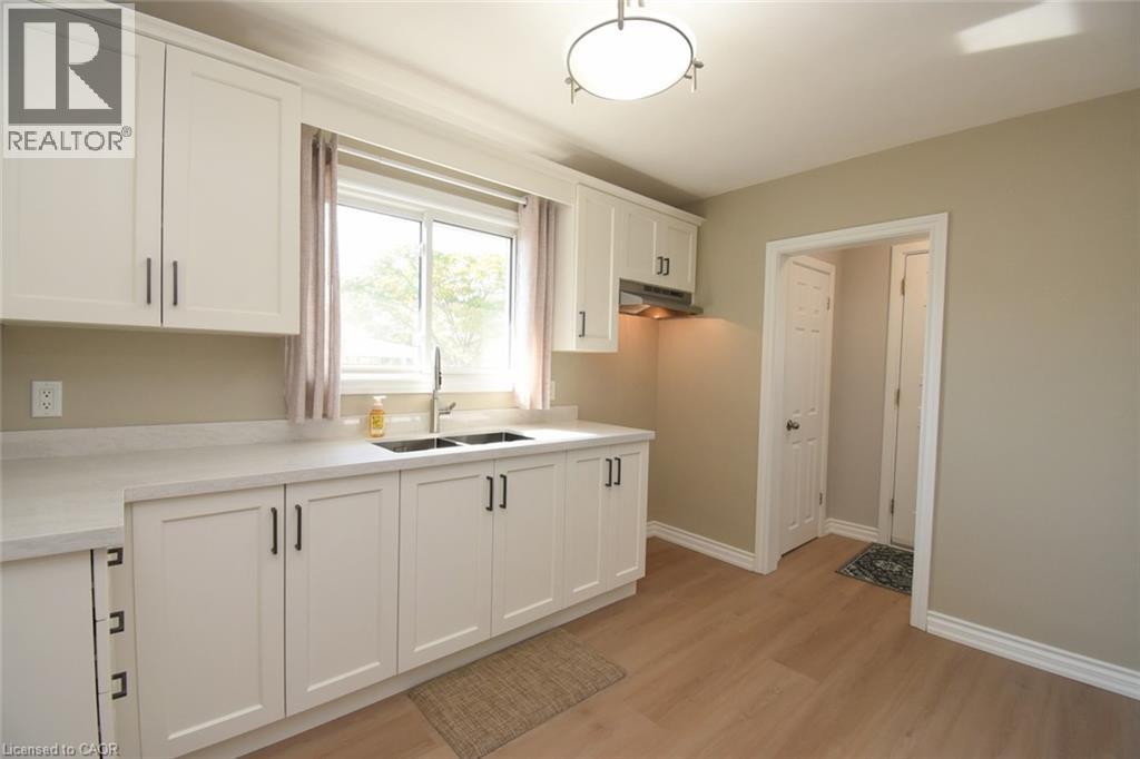 415 East 15th Street, Hamilton, Ontario L9A 4G9 - Photo 11 - 40870100
