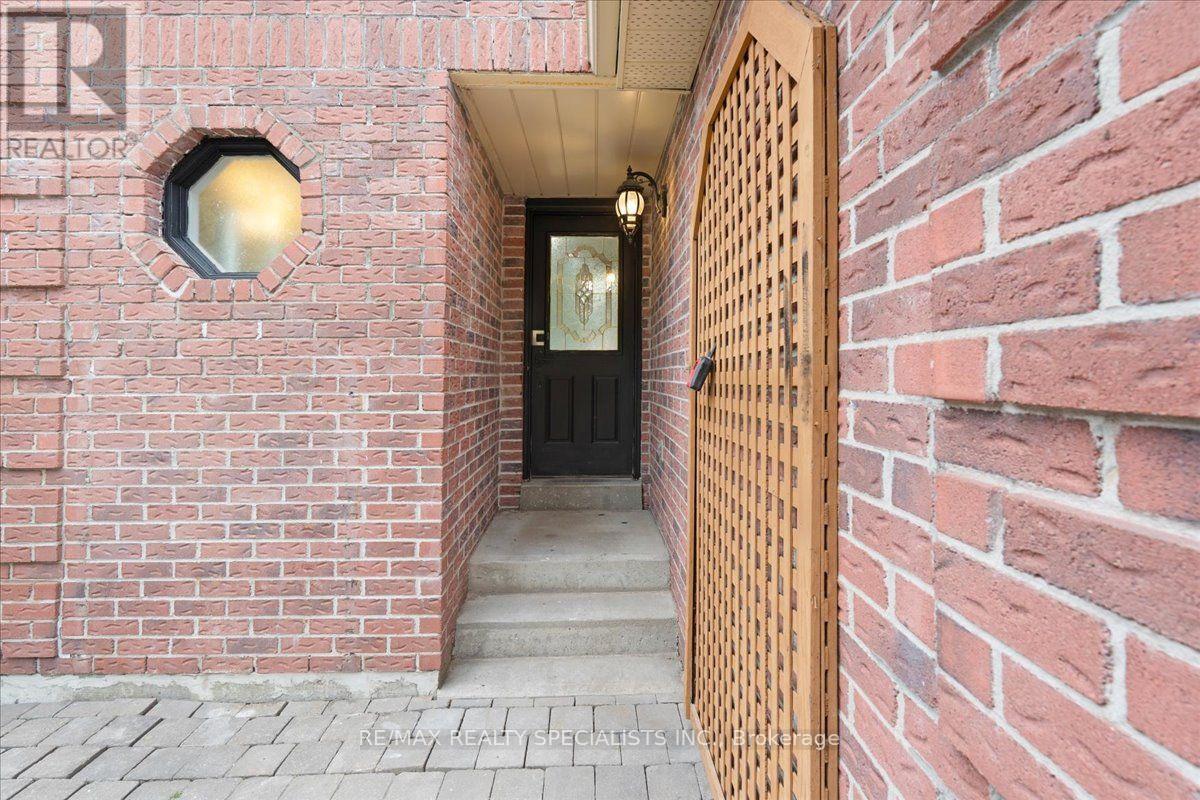 1610 Rawlings Drive, Pickering, Ontario  L1V 5B5 - Photo 3 - E14123560