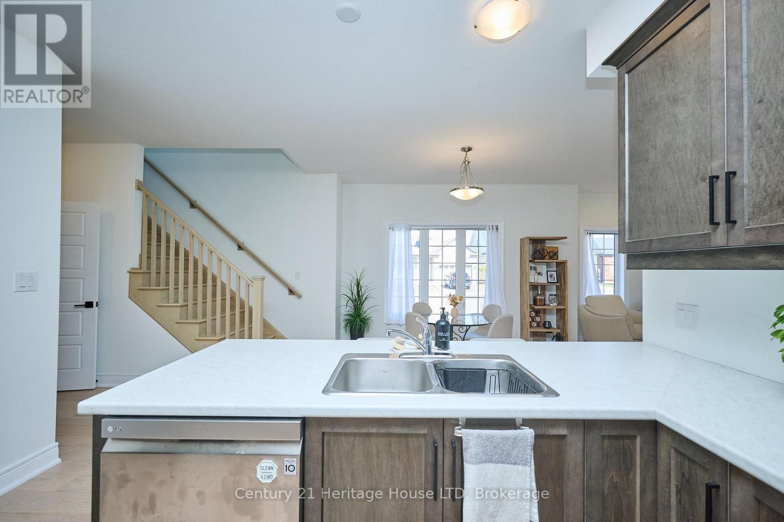 Upper - 439 Viking Street, Fort Erie, Ontario  L2A 4J2 - Photo 6 - X14123696