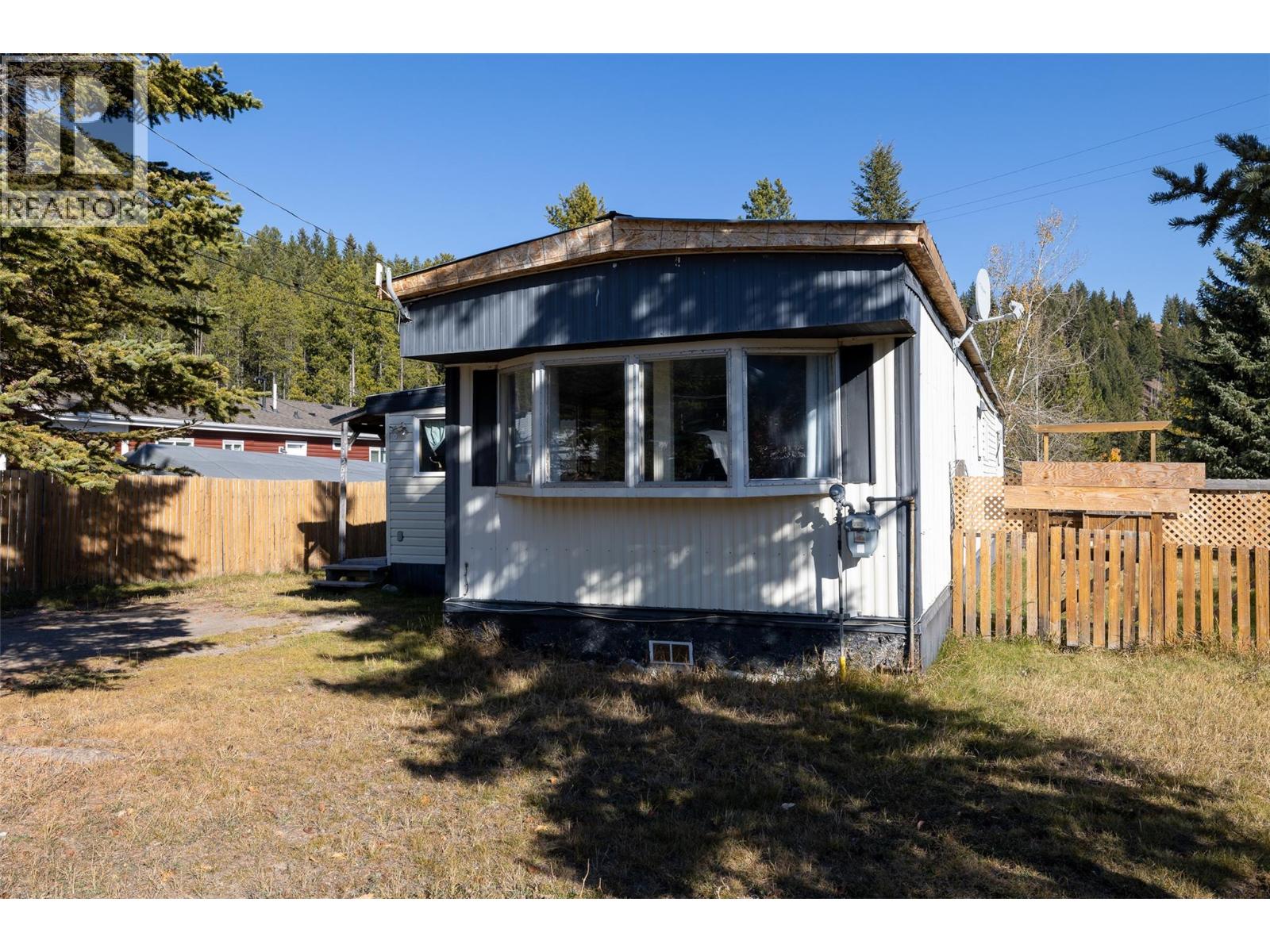 1555 Newgate Crescent, Elkford, British Columbia  V0B 1H0 - Photo 2 - 10404054