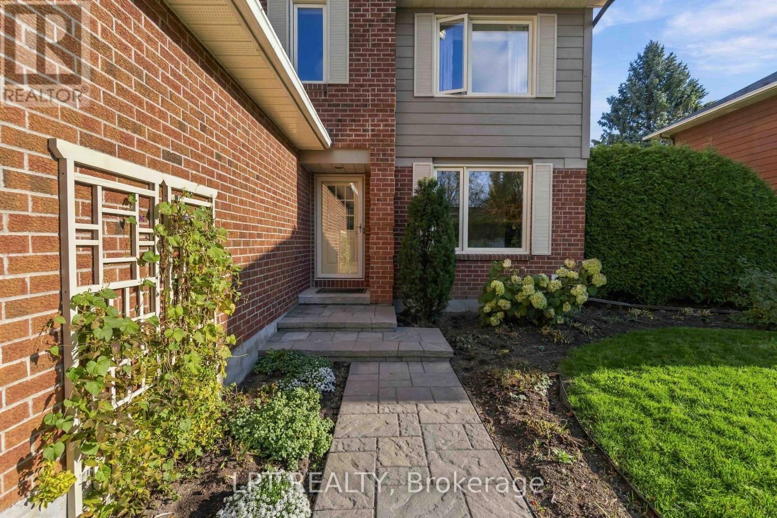 36 Deer Moss Trail, Ottawa, Ontario  K2S 1C9 - Photo 2 - X14123920