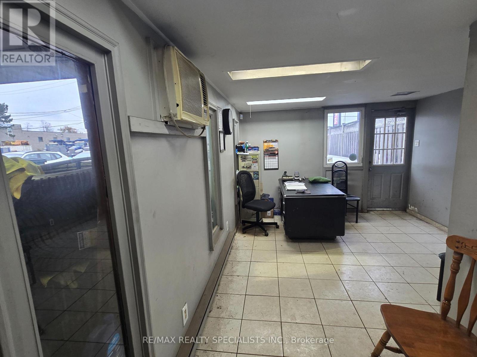 4 Elrose Avenue, Toronto, Ontario  M9M 2H6 - Photo 5 - W14124514