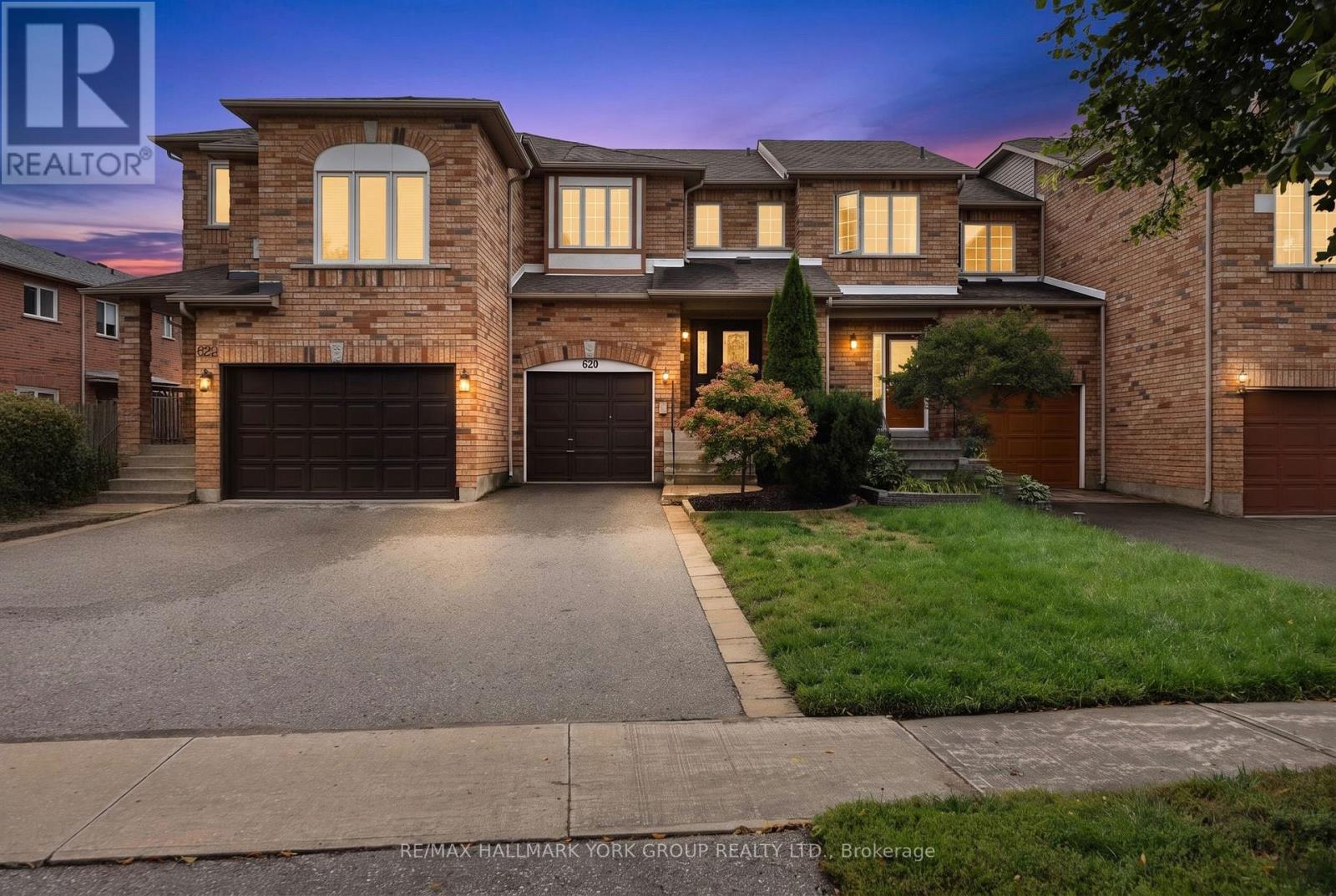 620 BONDI AVENUE, Newmarket, Ontario