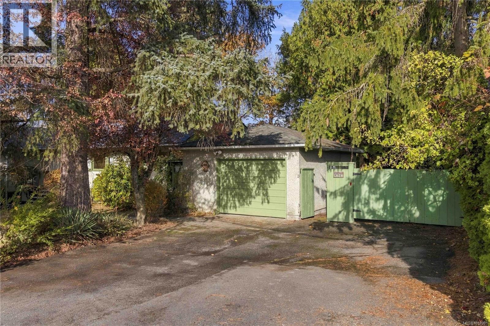 4276 Caen Rd, Saanich, British Columbia  V8X 3S6 - Photo 2 - 1052901