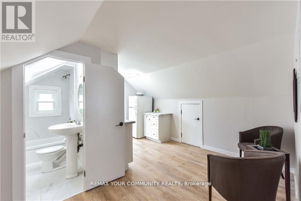 Upper - 17 Champlain Street, Orillia, Ontario  L3V 2G6 - Photo 8 - S14124858
