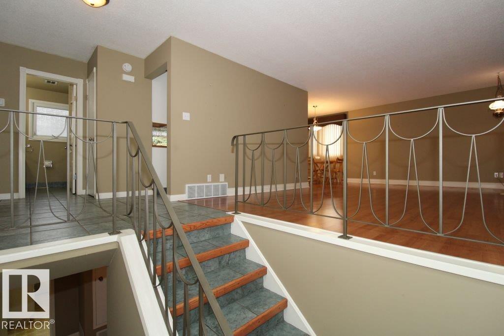 779 Lee Ridge Rd NW, Edmonton, Alberta  T6K 0P6 - Photo 12 - E4514539
