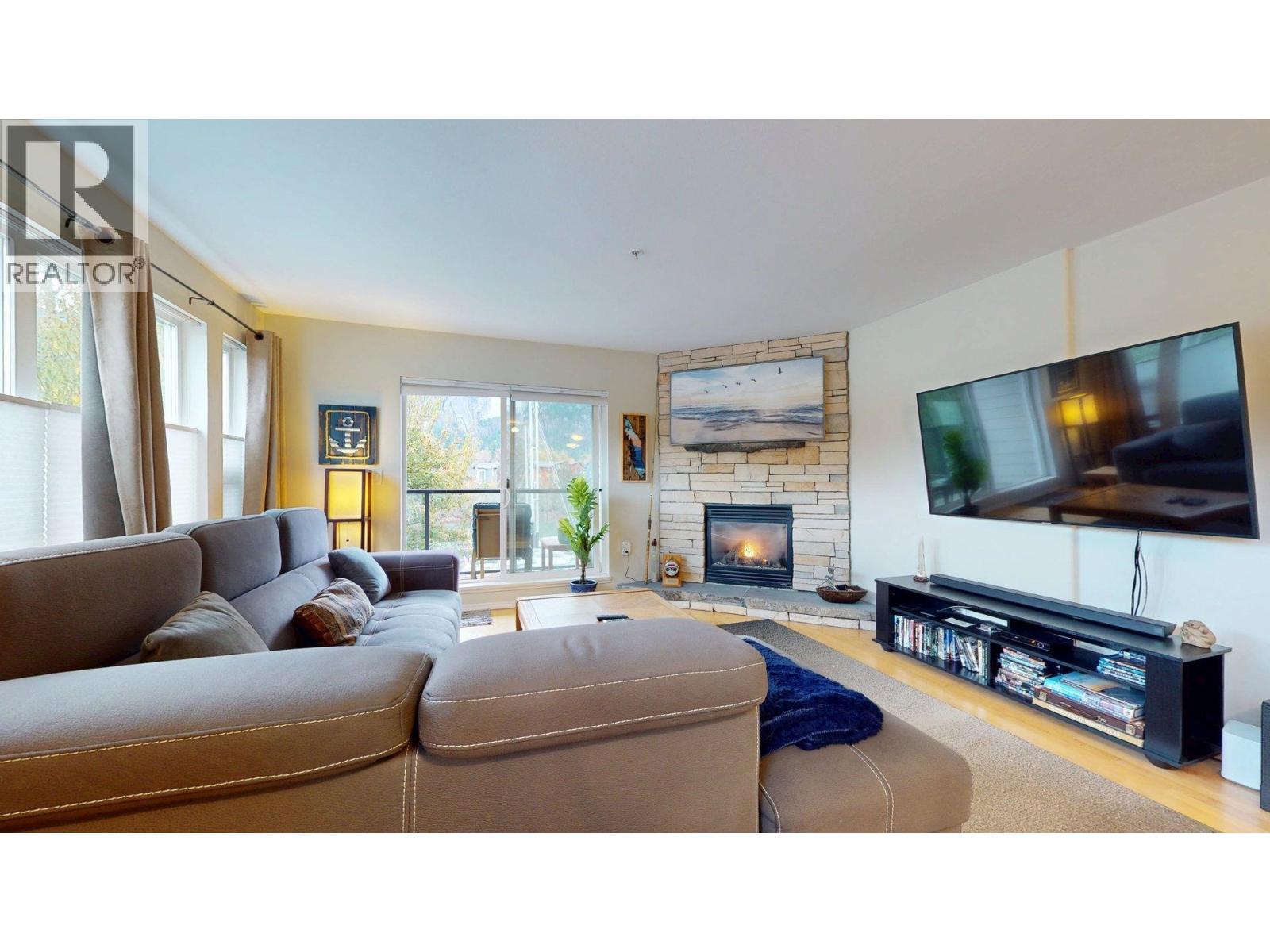 201 1468 Pemberton Avenue, Squamish, British Columbia  V8B 0K2 - Photo 2 - R3179200