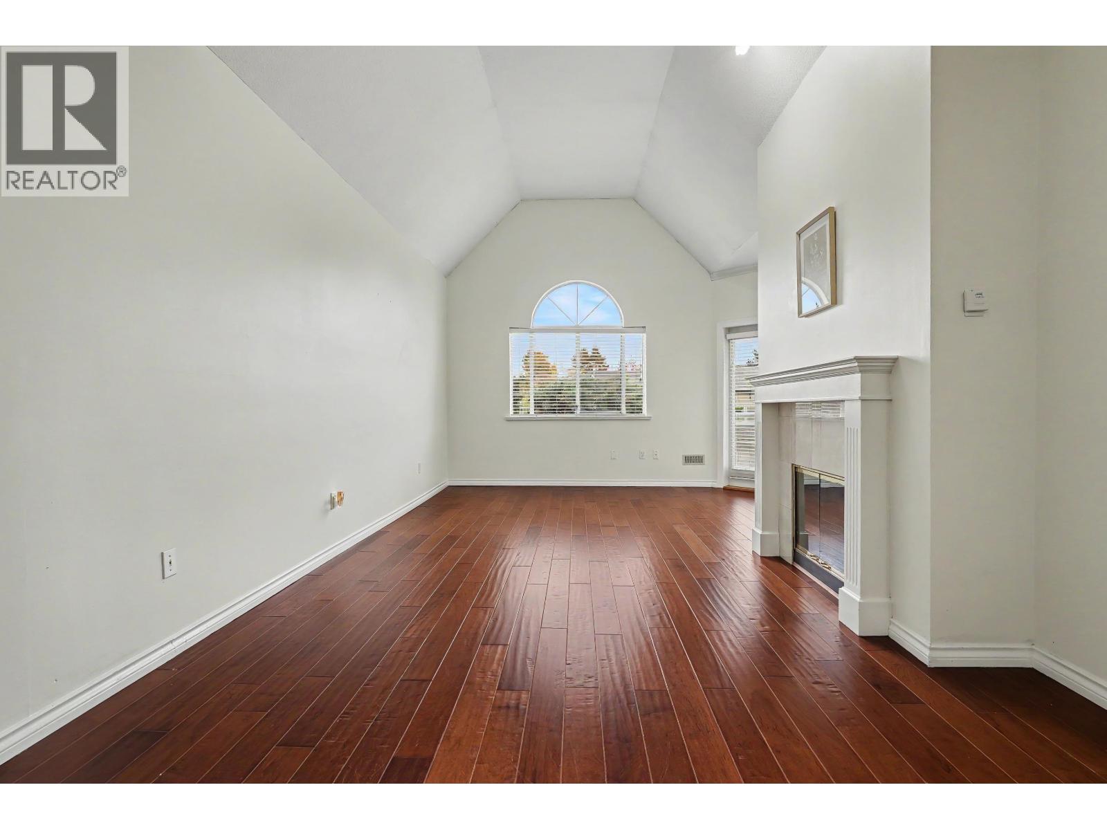 202 25 Richmond Street, New Westminster, British Columbia  V3L 4P9 - Photo 2 - R3179230