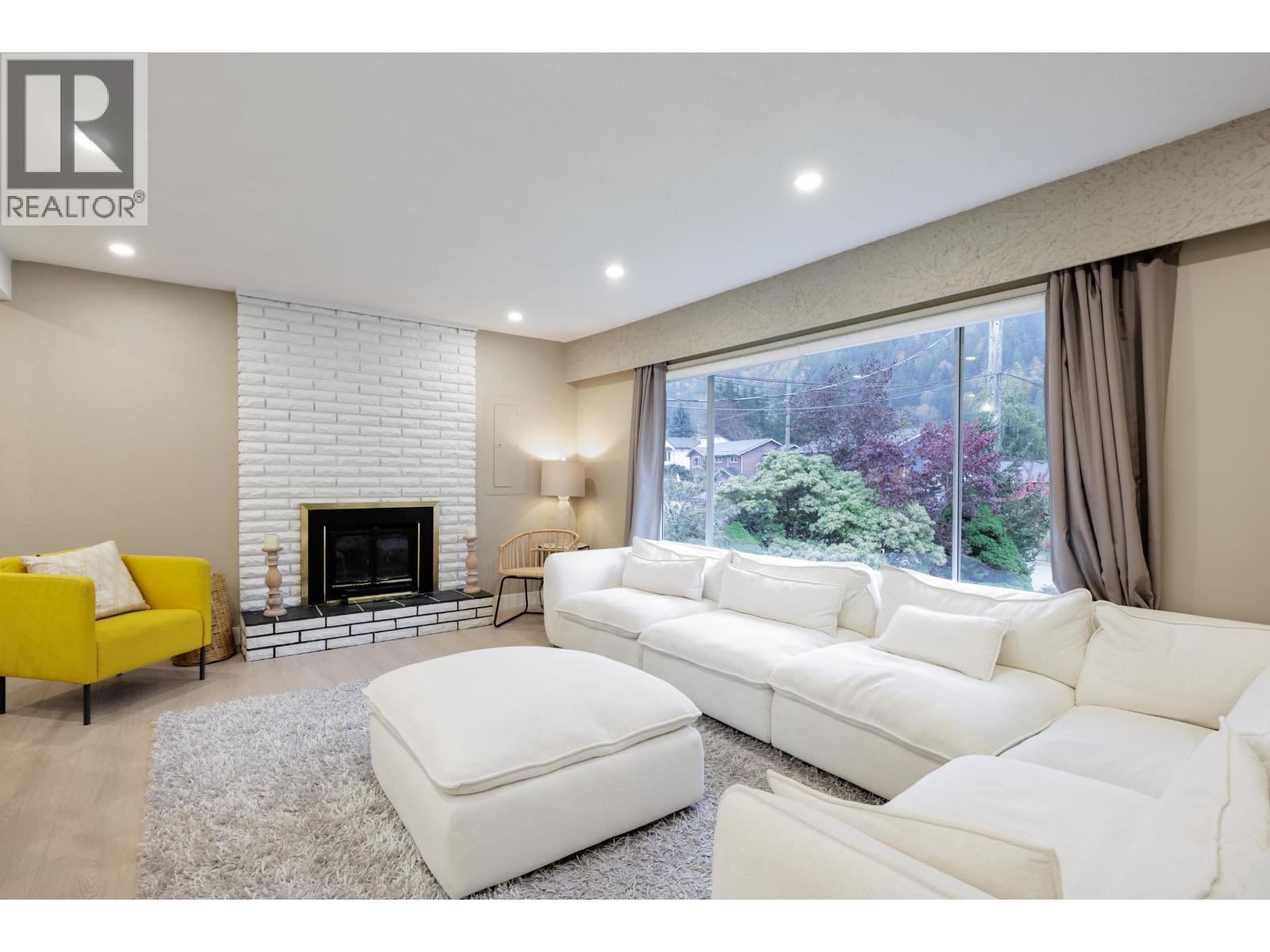 38295 Chestnut Avenue, Squamish, British Columbia  V8B 0W7 - Photo 3 - R3179208
