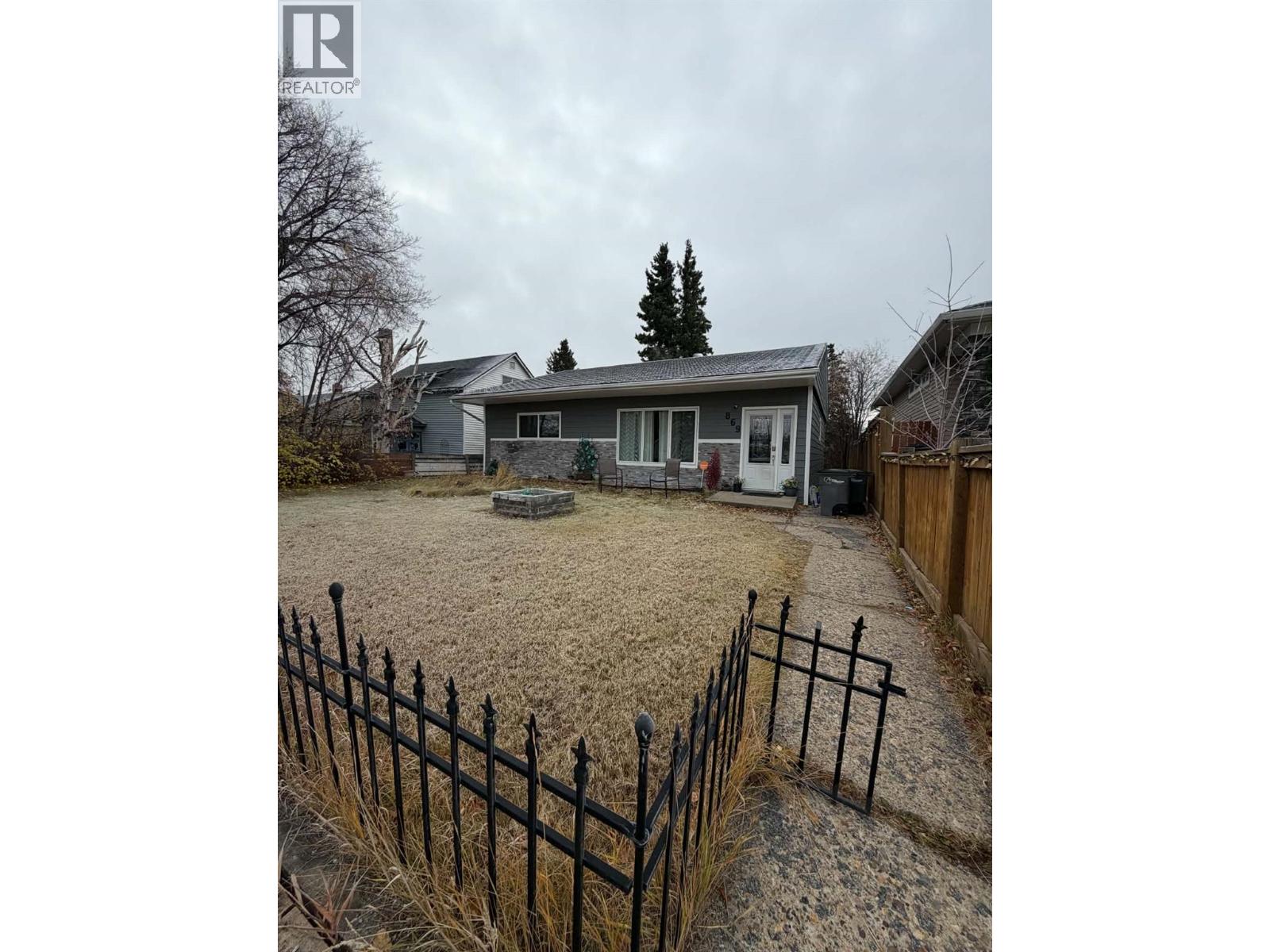 869 106 Avenue, Dawson Creek, British Columbia  V1G 2N6 - Photo 2 - 10404632