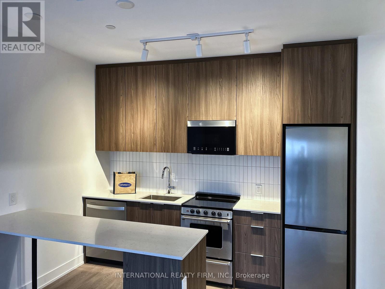 705 - 3008 William Cutmore Boulevard, Oakville, Ontario  L6H 8A4 - Photo 2 - W14125142