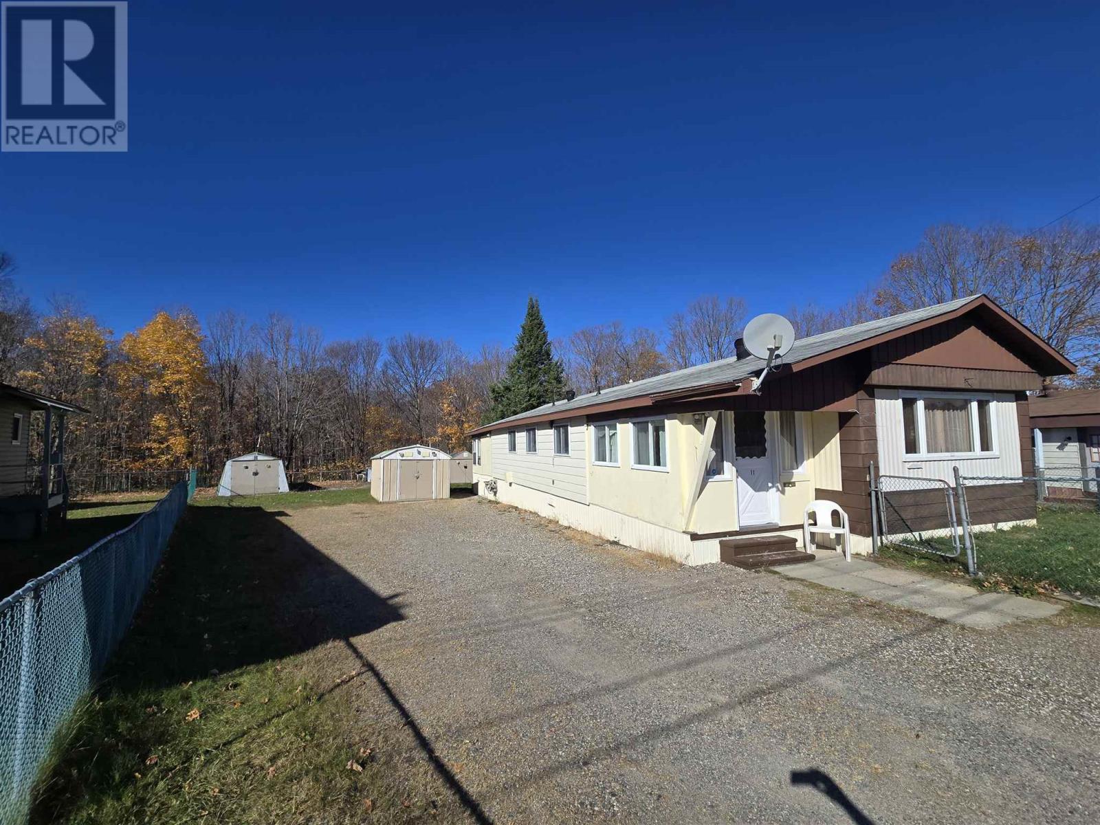 11 Chalmers Cres, Elliot Lake, Ontario  P5A 1A1 - Photo 2 - SM262951