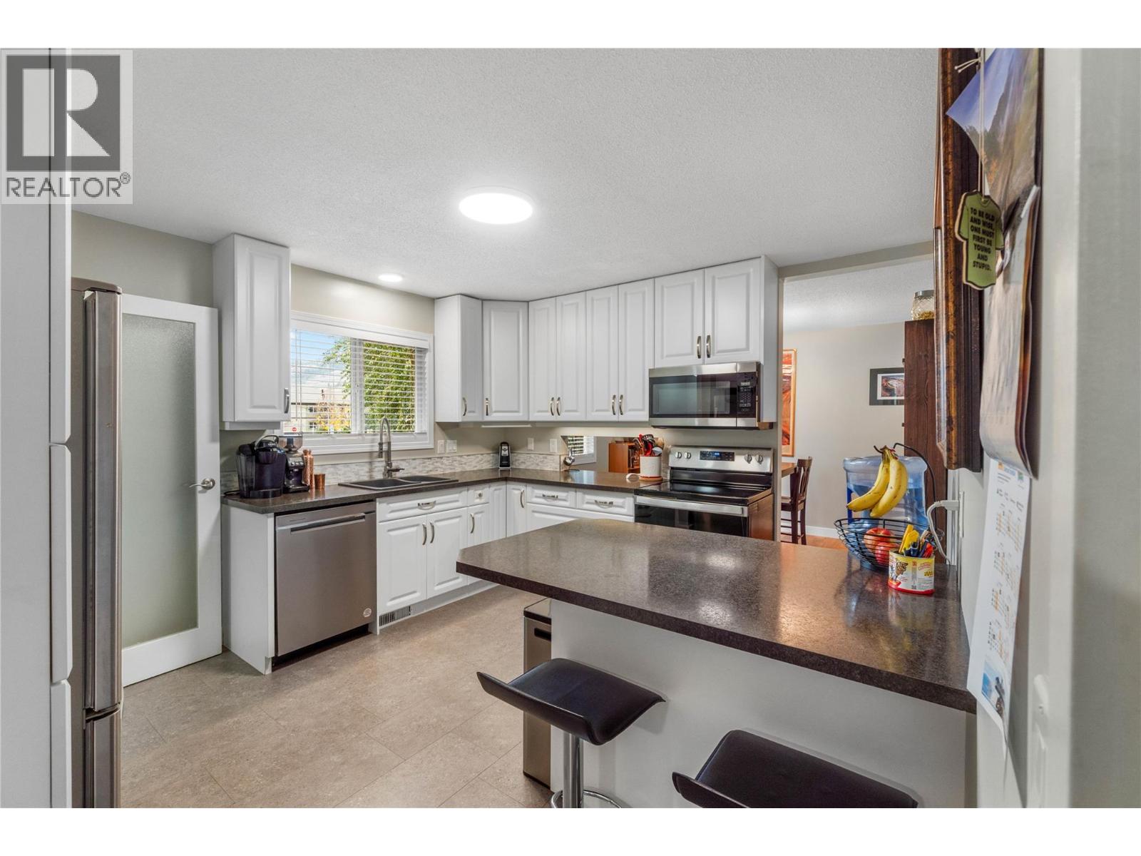 695 Steinke Place, Kamloops, British Columbia  V2B 7L7 - Photo 6 - 10403706