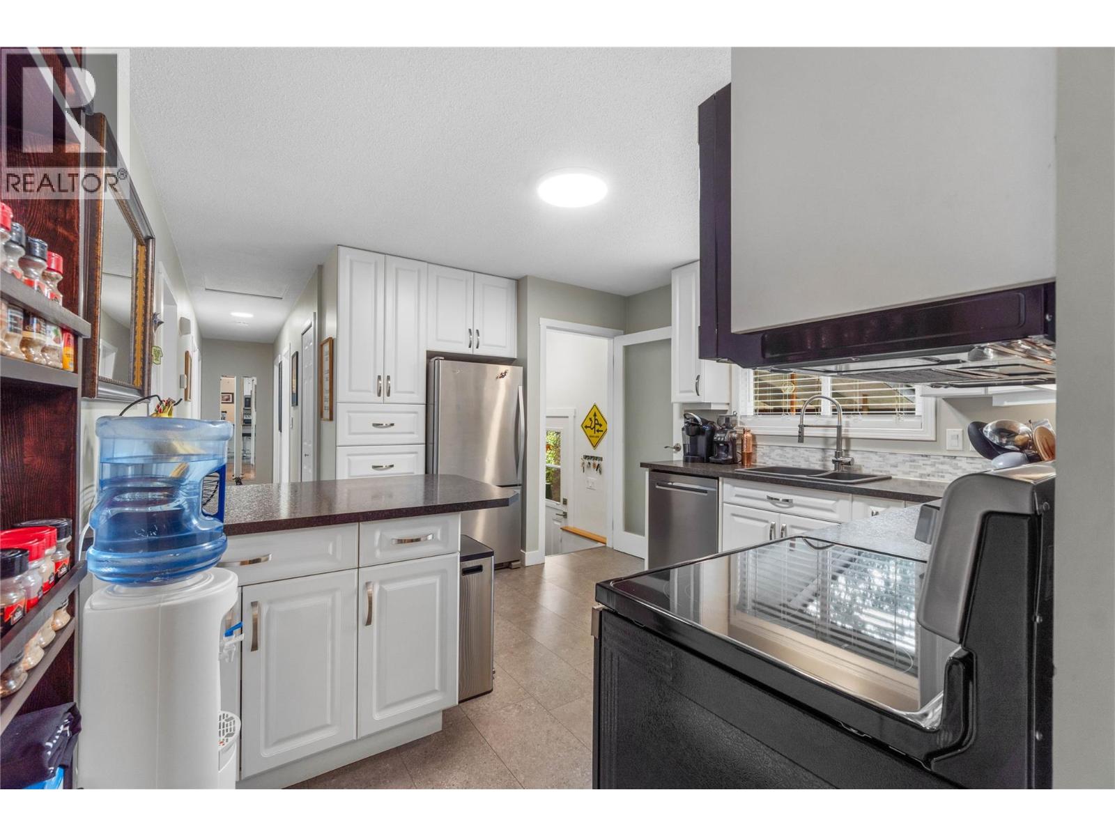 695 Steinke Place, Kamloops, British Columbia  V2B 7L7 - Photo 8 - 10403706