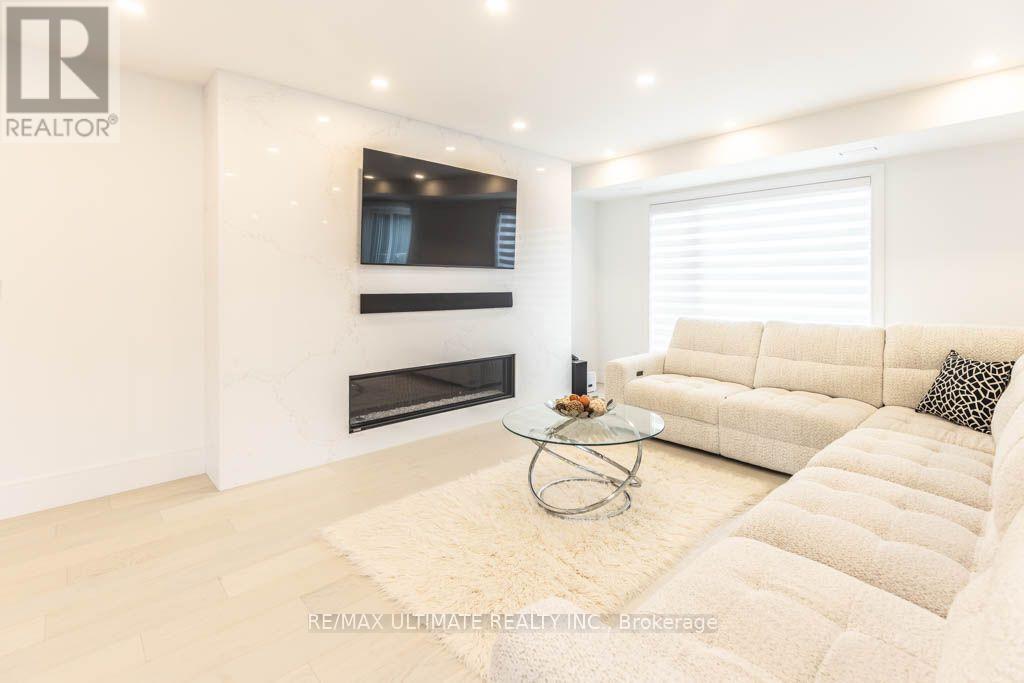 33 Flindon Road, Toronto, Ontario  M6M 1J1 - Photo 5 - W14125560