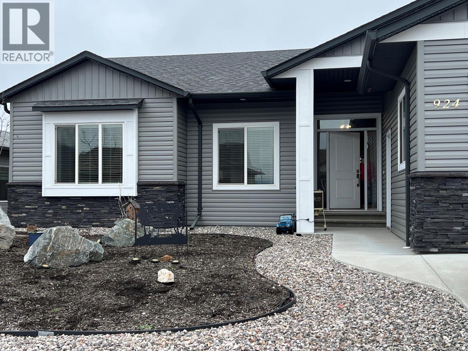924 9th Avenue, Vernon, British Columbia V1H 1Z1 - Photo 2 - 10404406
