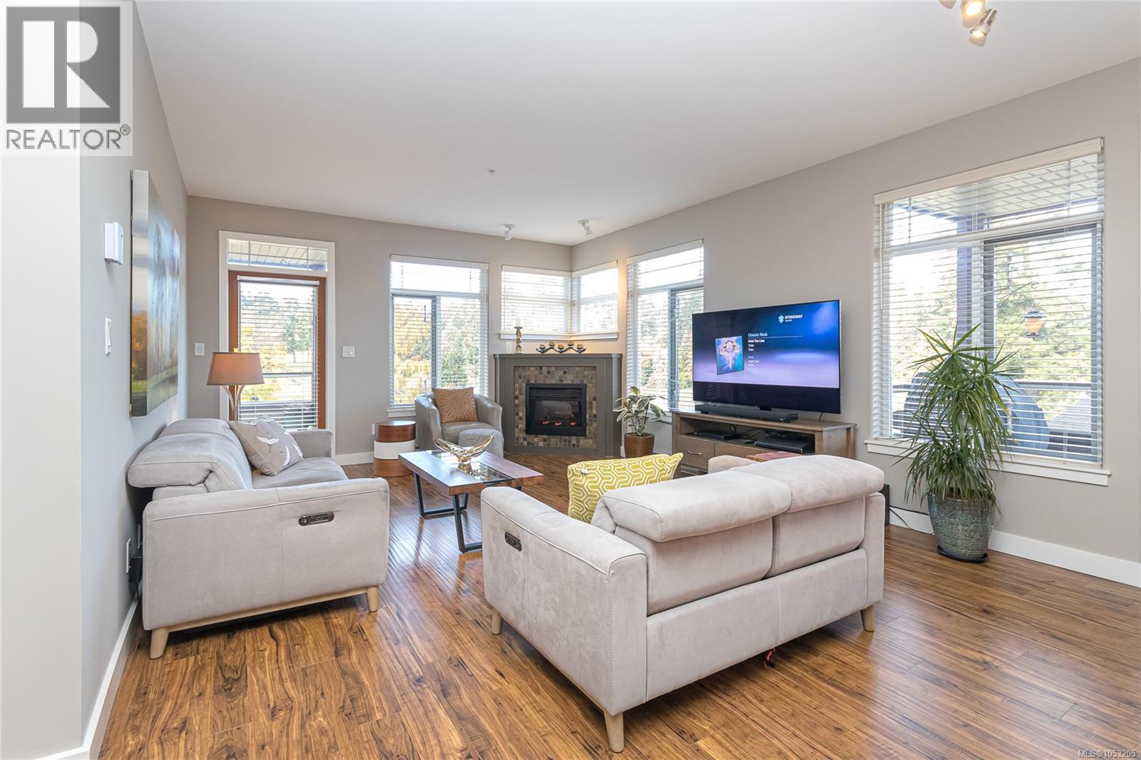 305E 1115 Craigflower Rd