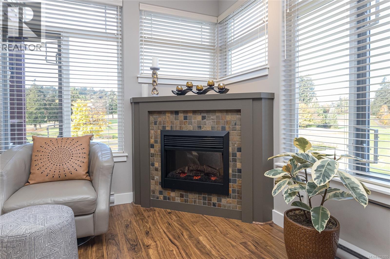 305E 1115 Craigflower Rd