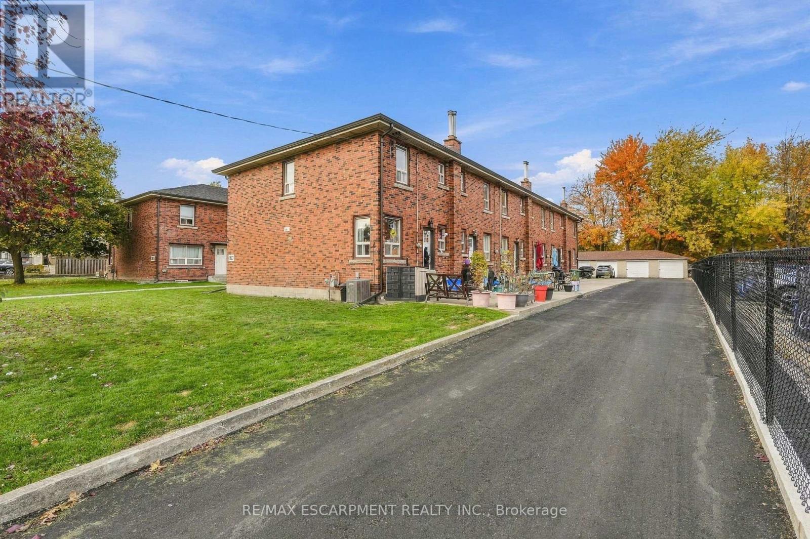 424 East 42nd Street, Hamilton, Ontario L8T 3A9 - Photo 3 - X12878610