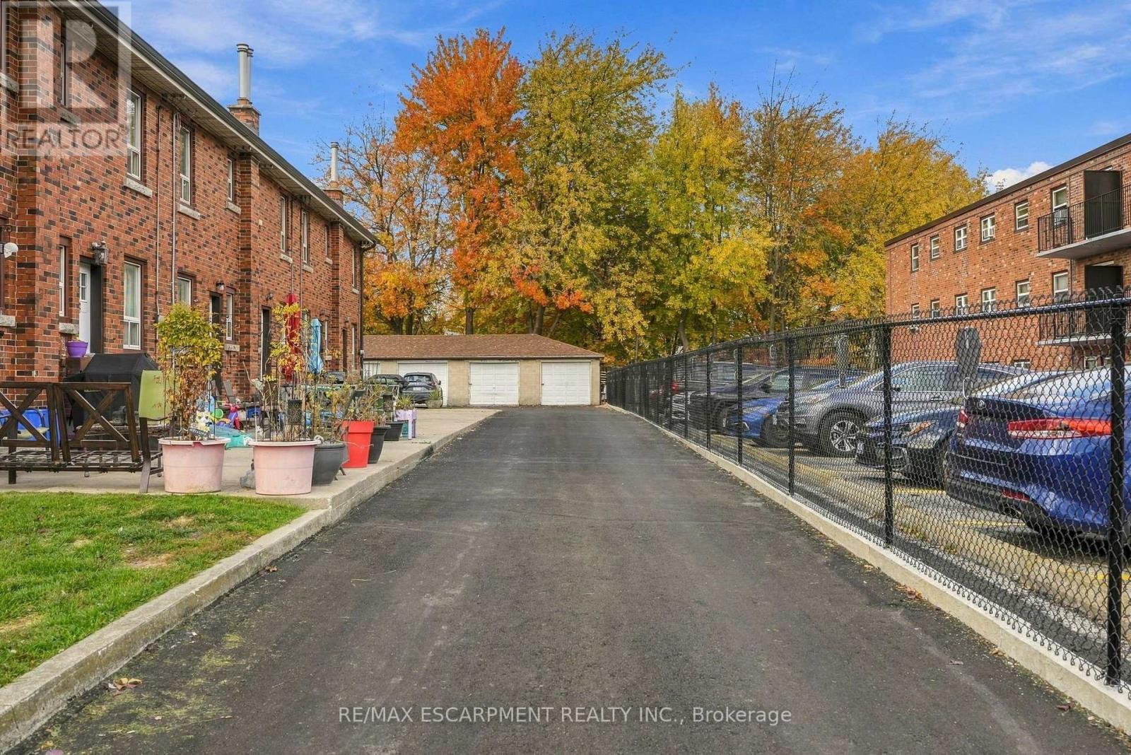 424 East 42nd Street, Hamilton, Ontario L8T 3A9 - Photo 4 - X12878610