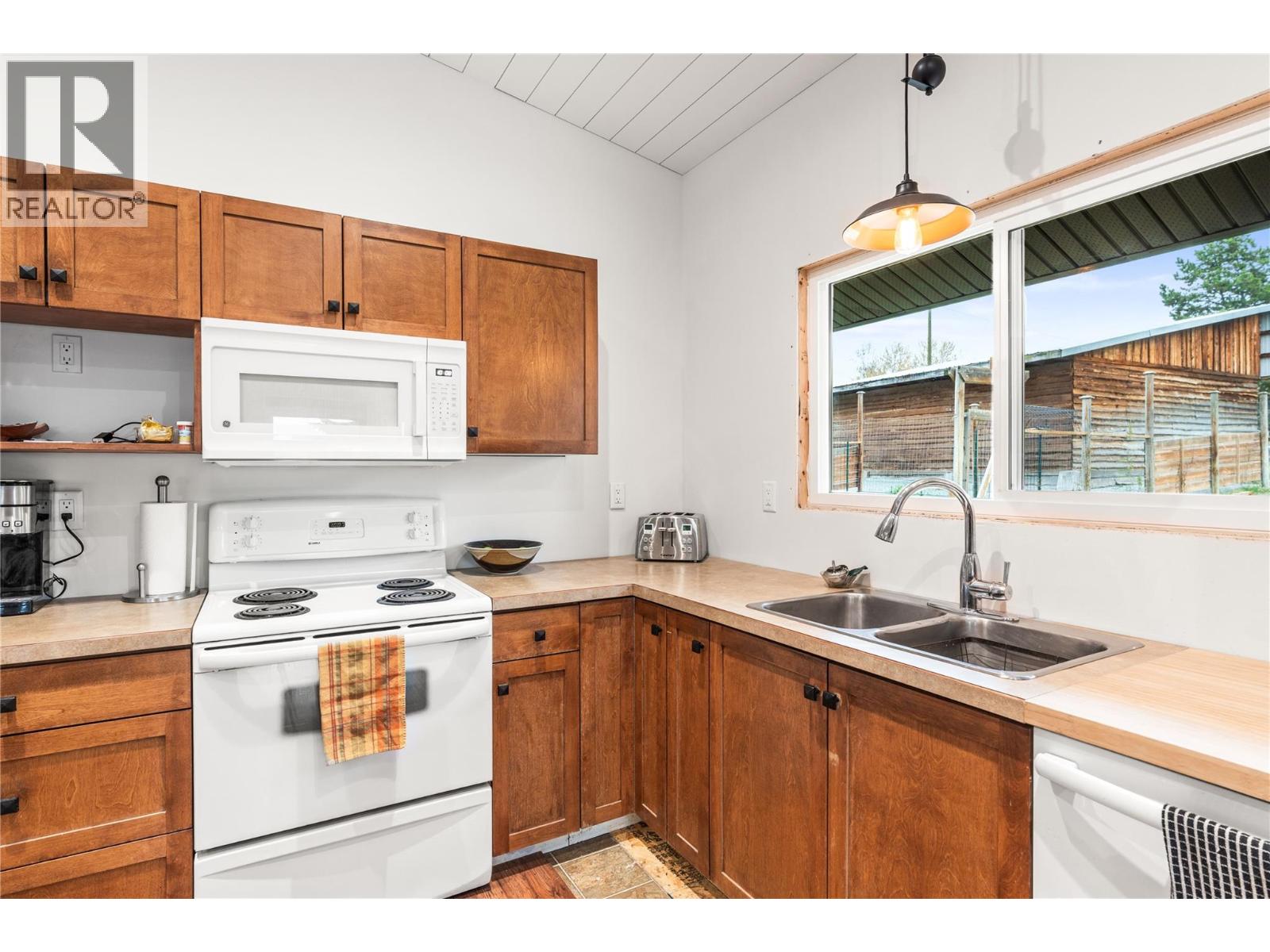 6459 L & A Road, Vernon, British Columbia  V1B 3T8 - Photo 6 - 10404721