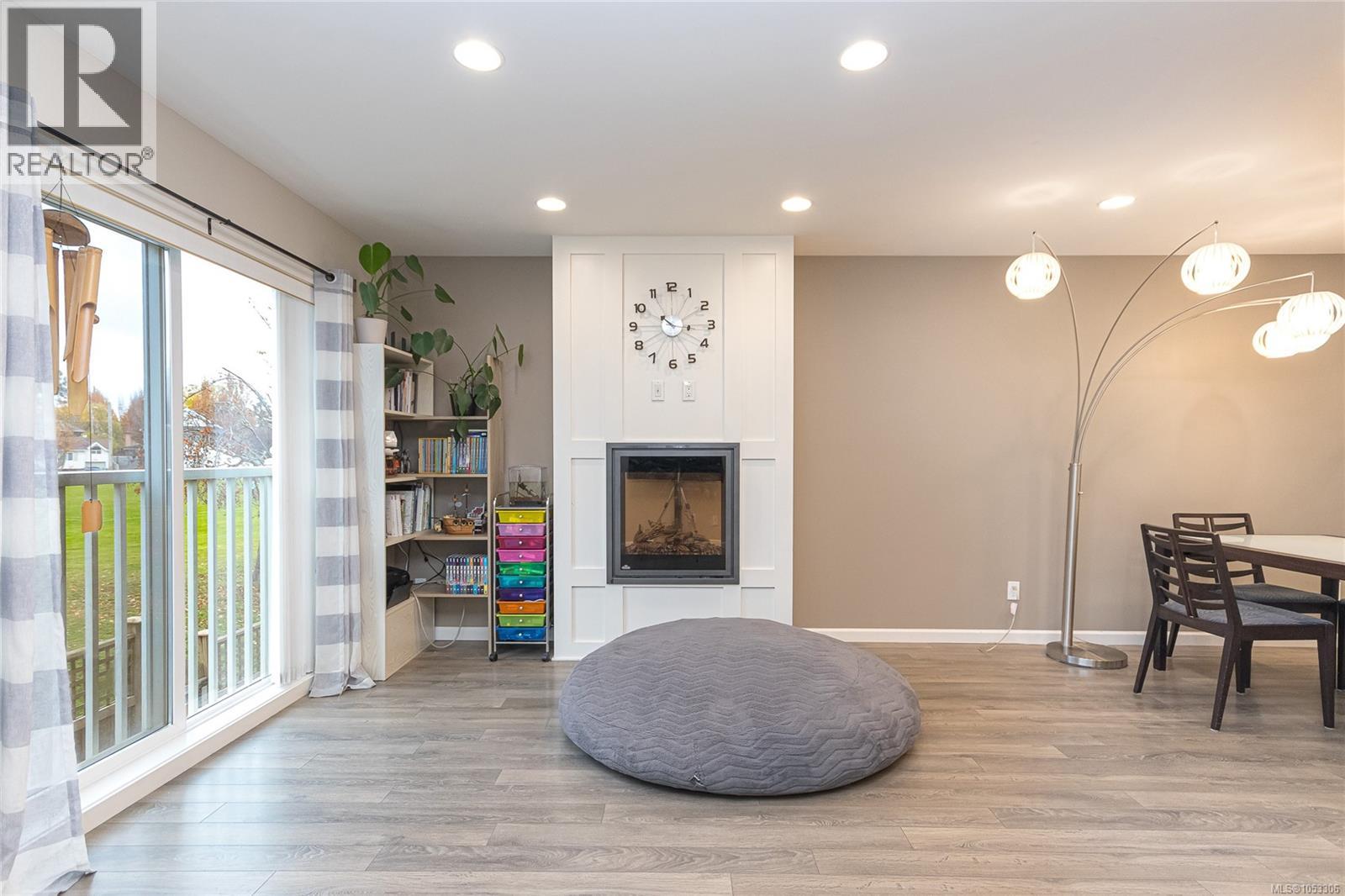 8 3356 Whittier Ave