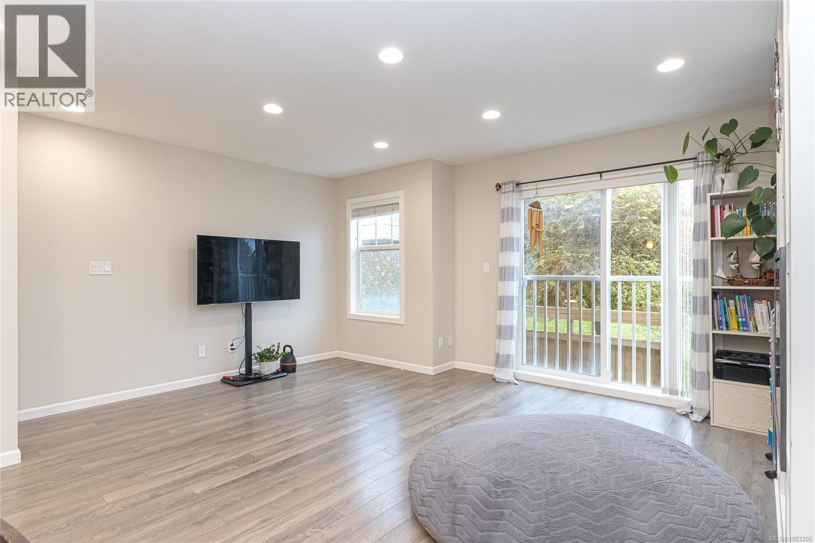8 3356 Whittier Ave