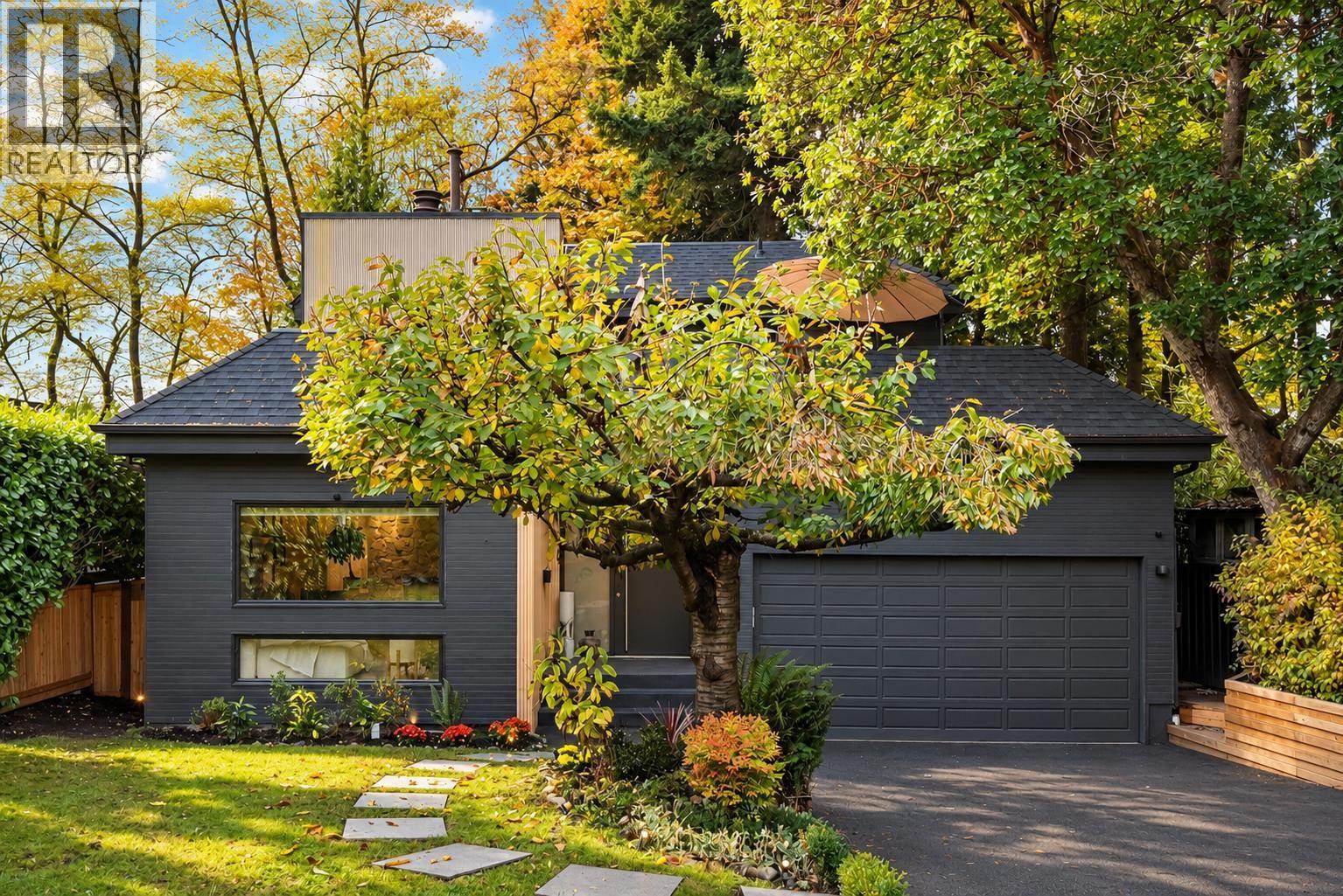 2221 BOWSER AVENUE, North Vancouver, British Columbia