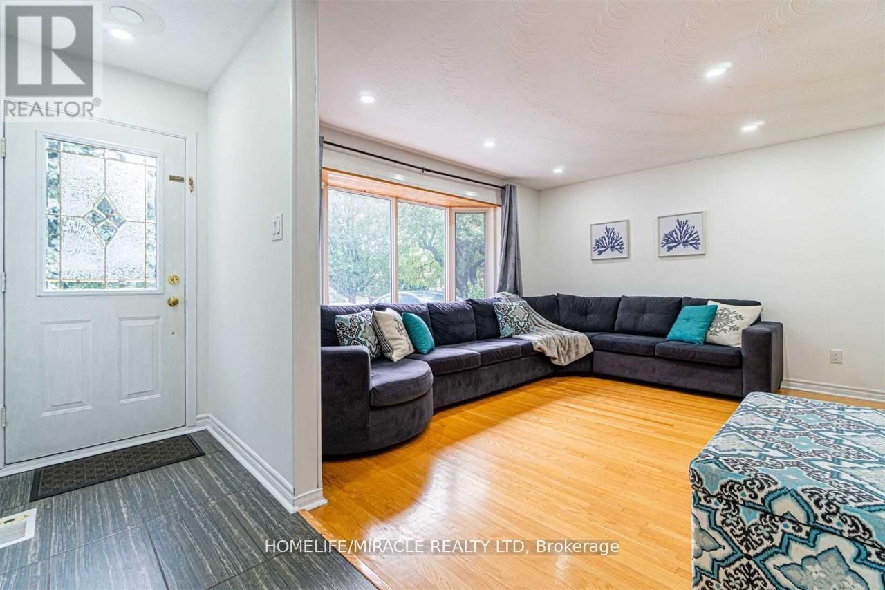 59 Brentwood Drive, Brampton, Ontario  L6T 1R1 - Photo 2 - W14126588