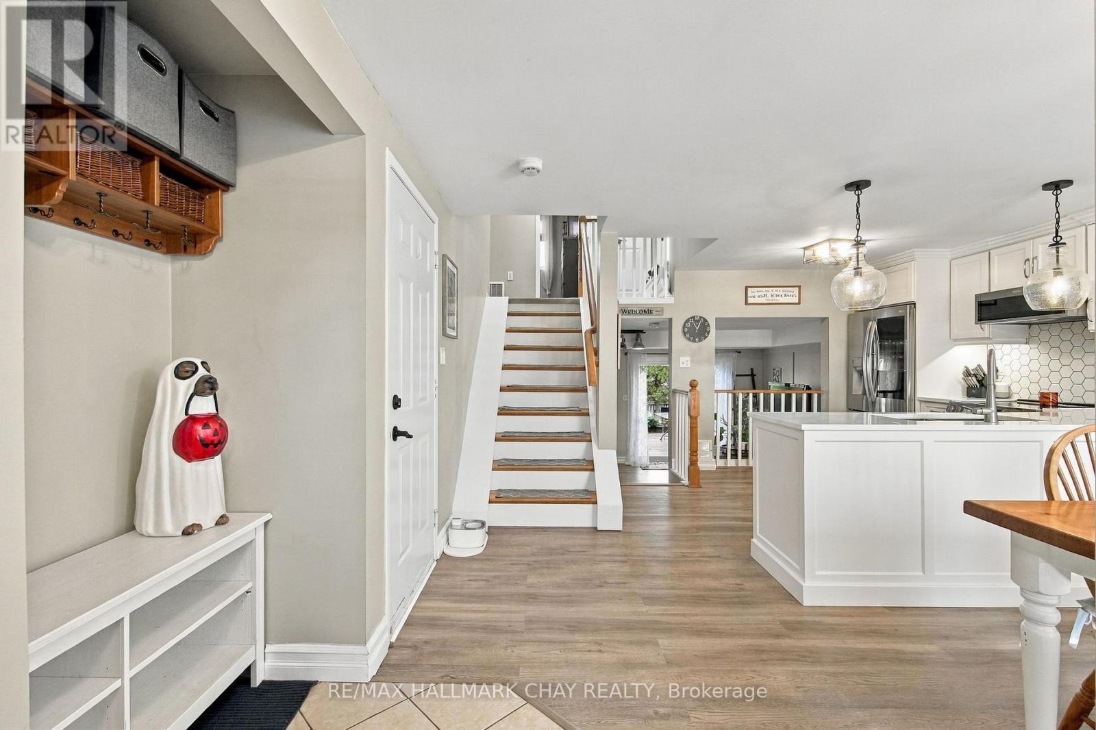 24 Rundle Crescent, Barrie, Ontario  L4N 8E7 - Photo 4 - S14122760