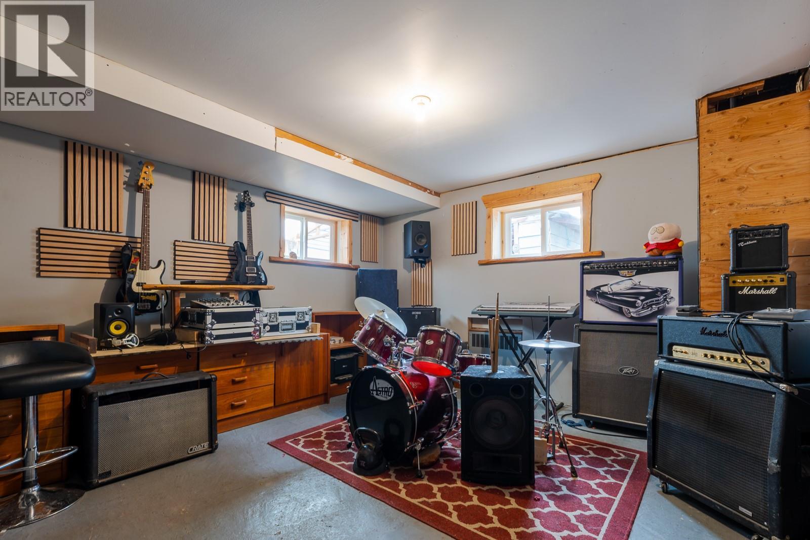 2260 Leroi Avenue, Rossland, British Columbia  V0G 1Y0 - Photo 33 - 10383401