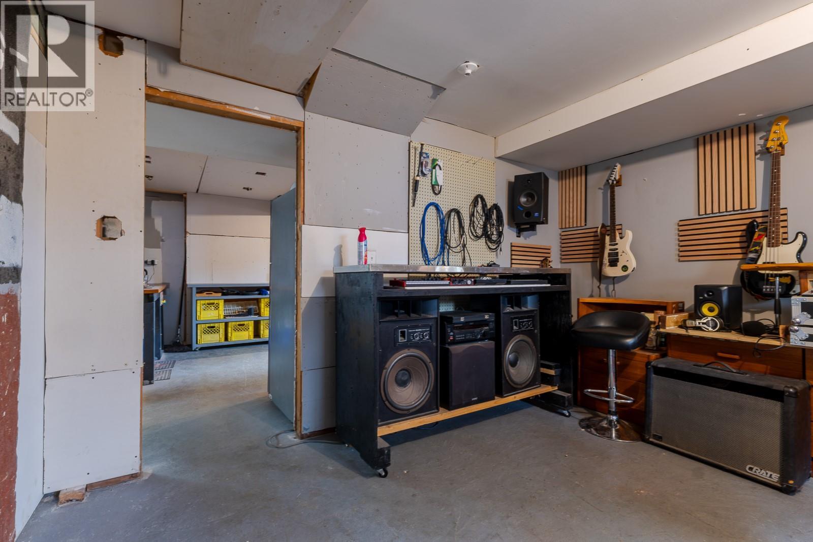 2260 Leroi Avenue, Rossland, British Columbia  V0G 1Y0 - Photo 35 - 10383401