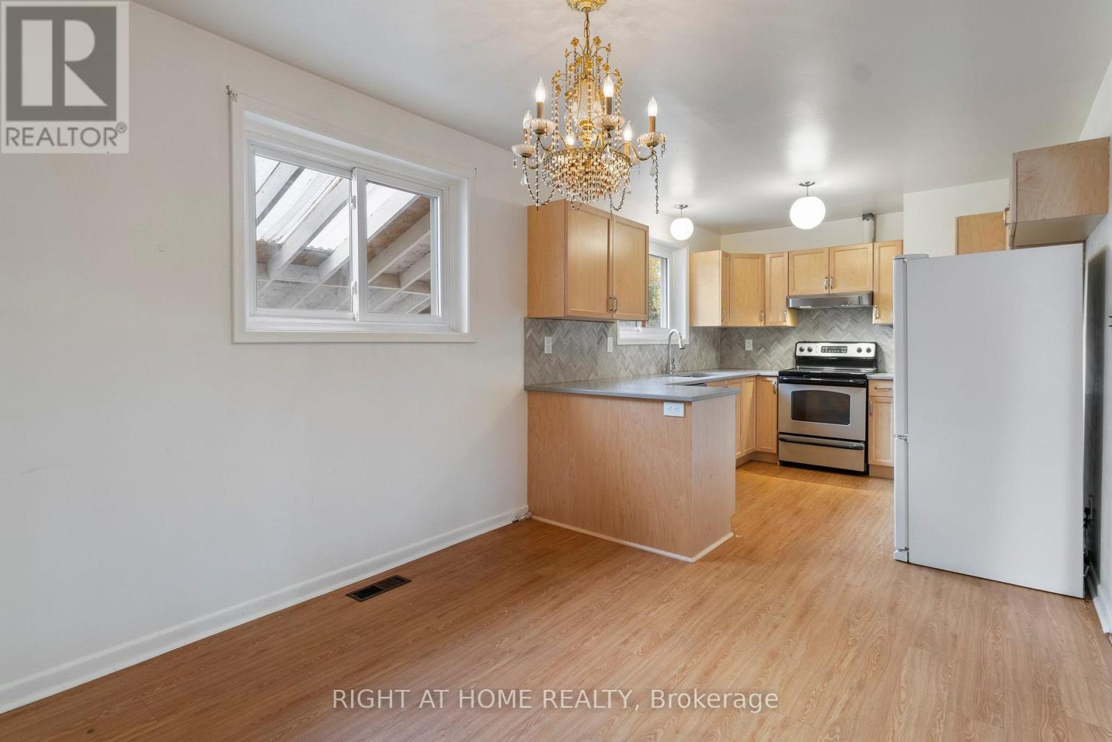 874 Grenoble Boulevard, Pickering, Ontario  L1W 1T8 - Photo 4 - E14126934