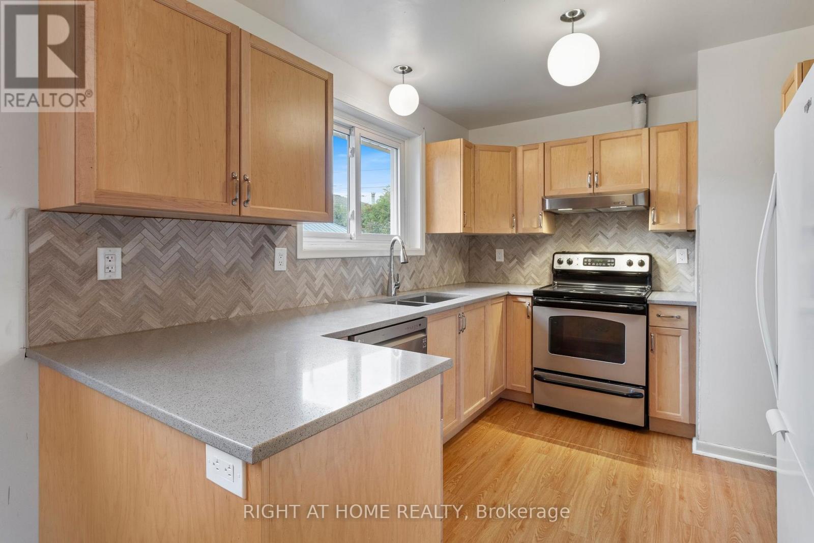 874 Grenoble Boulevard, Pickering, Ontario  L1W 1T8 - Photo 7 - E14126934