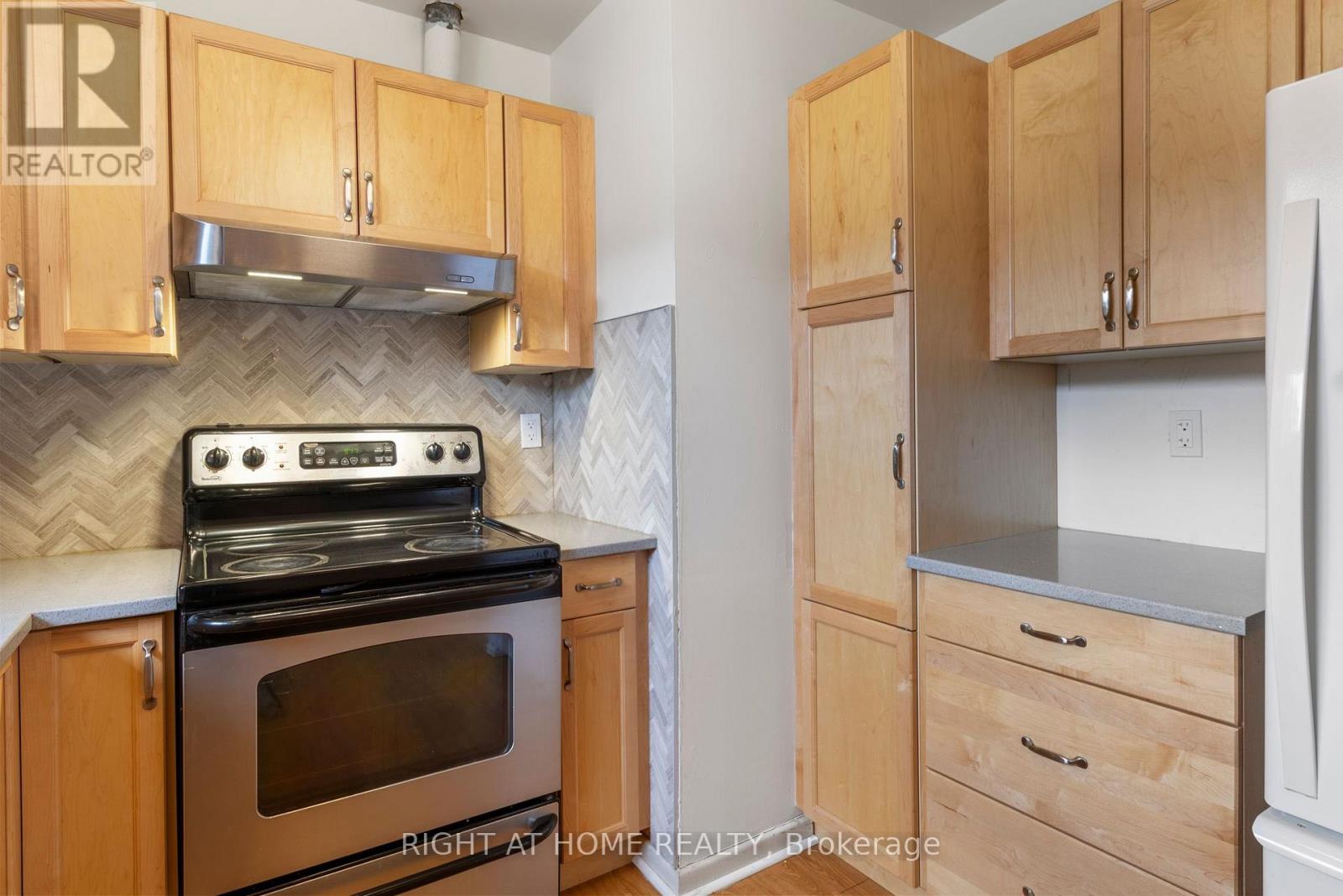 874 Grenoble Boulevard, Pickering, Ontario  L1W 1T8 - Photo 9 - E14126934