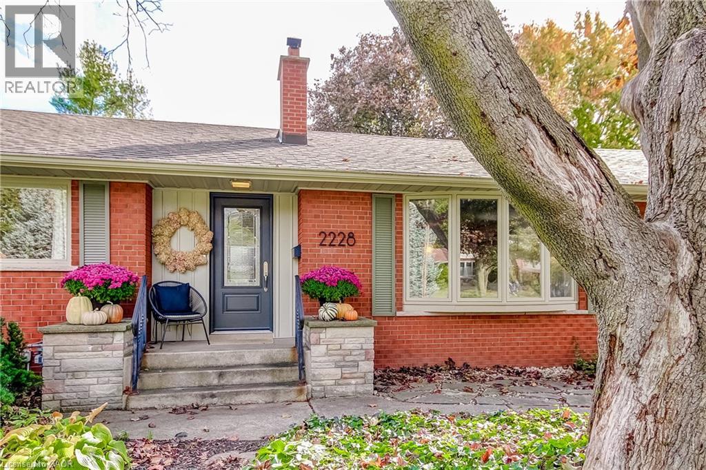2228 Clarendon Park Drive, Burlington, Ontario  L7R 1X1 - Photo 3 - 40874807