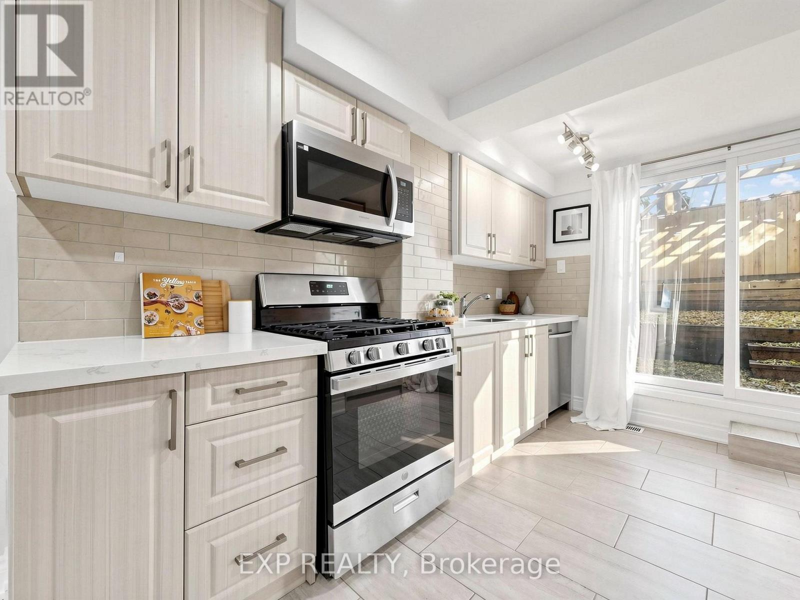827 Craven Road, Toronto, Ontario  M4L 2Z7 - Photo 9 - E14127182