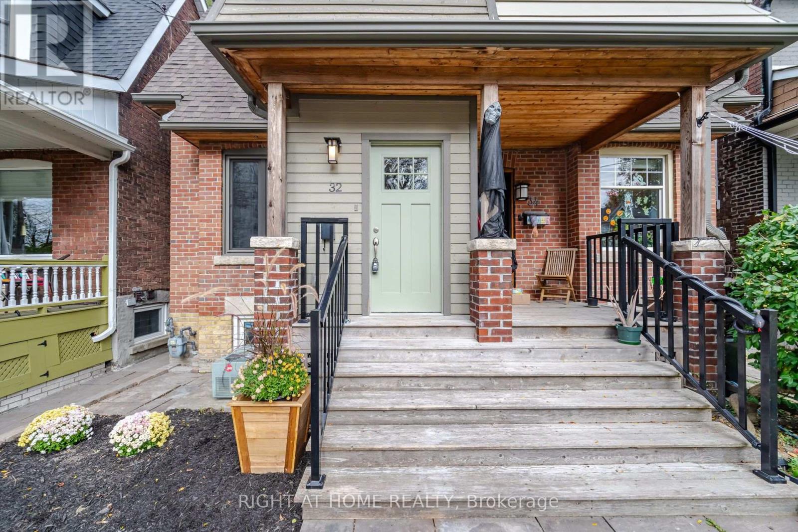 32 Eastmount Avenue, Toronto, Ontario  M4K 1V1 - Photo 2 - E14127068