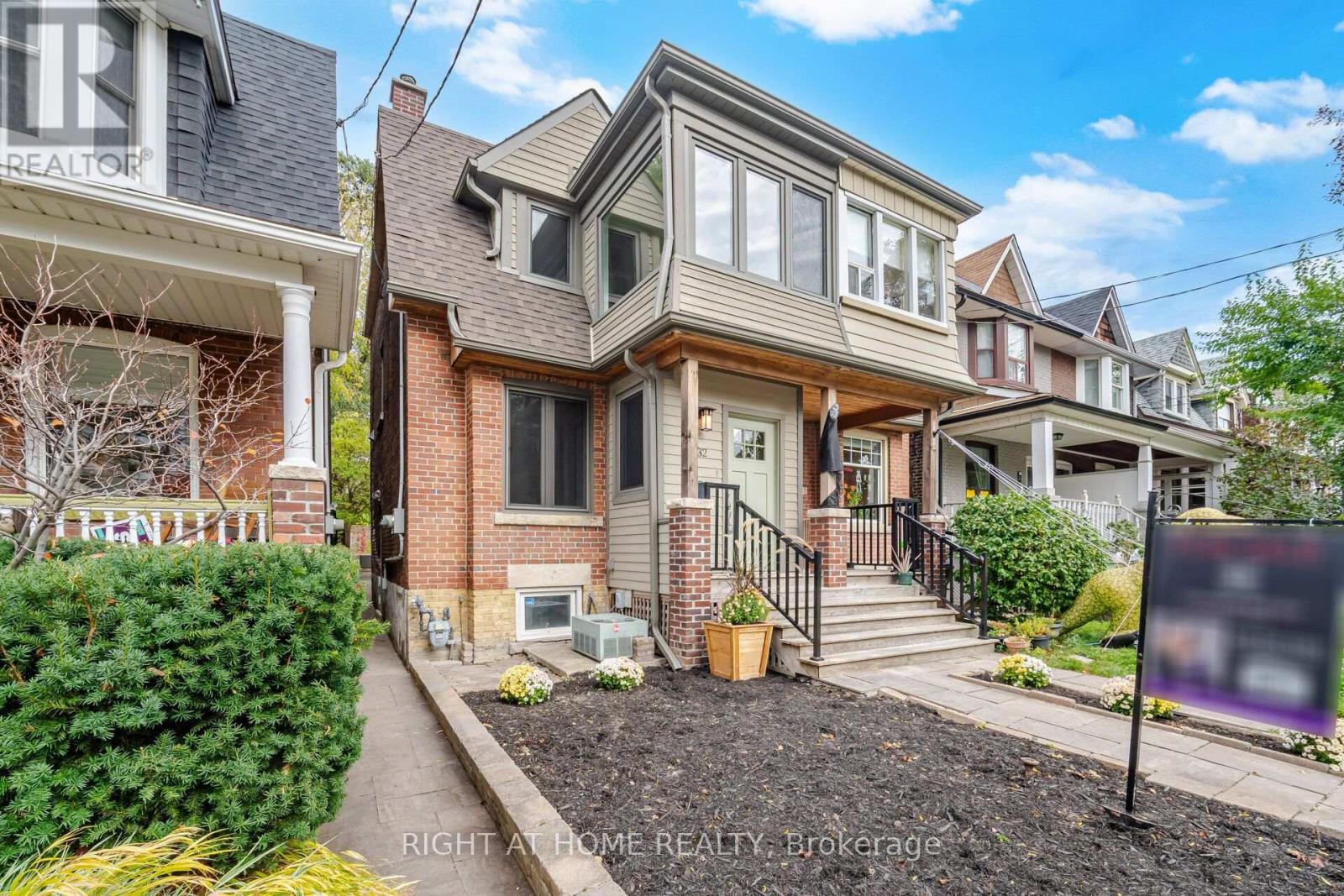 32 EASTMOUNT AVENUE, Toronto, Ontario