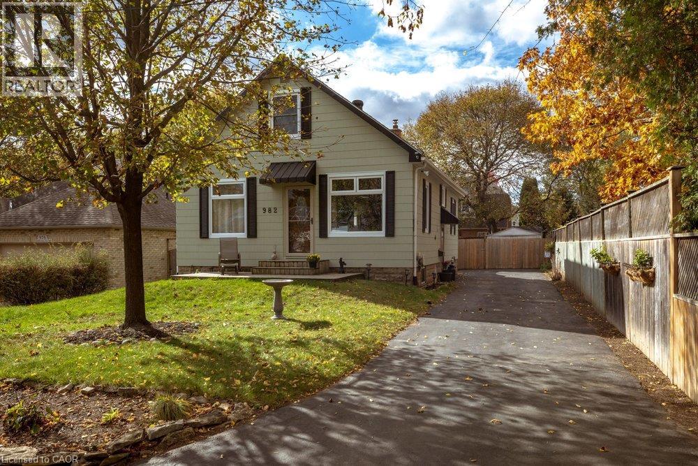 982 Parkhill Avenue, Burlington, Ontario L7T 1T8 - Photo 2 - 40874733