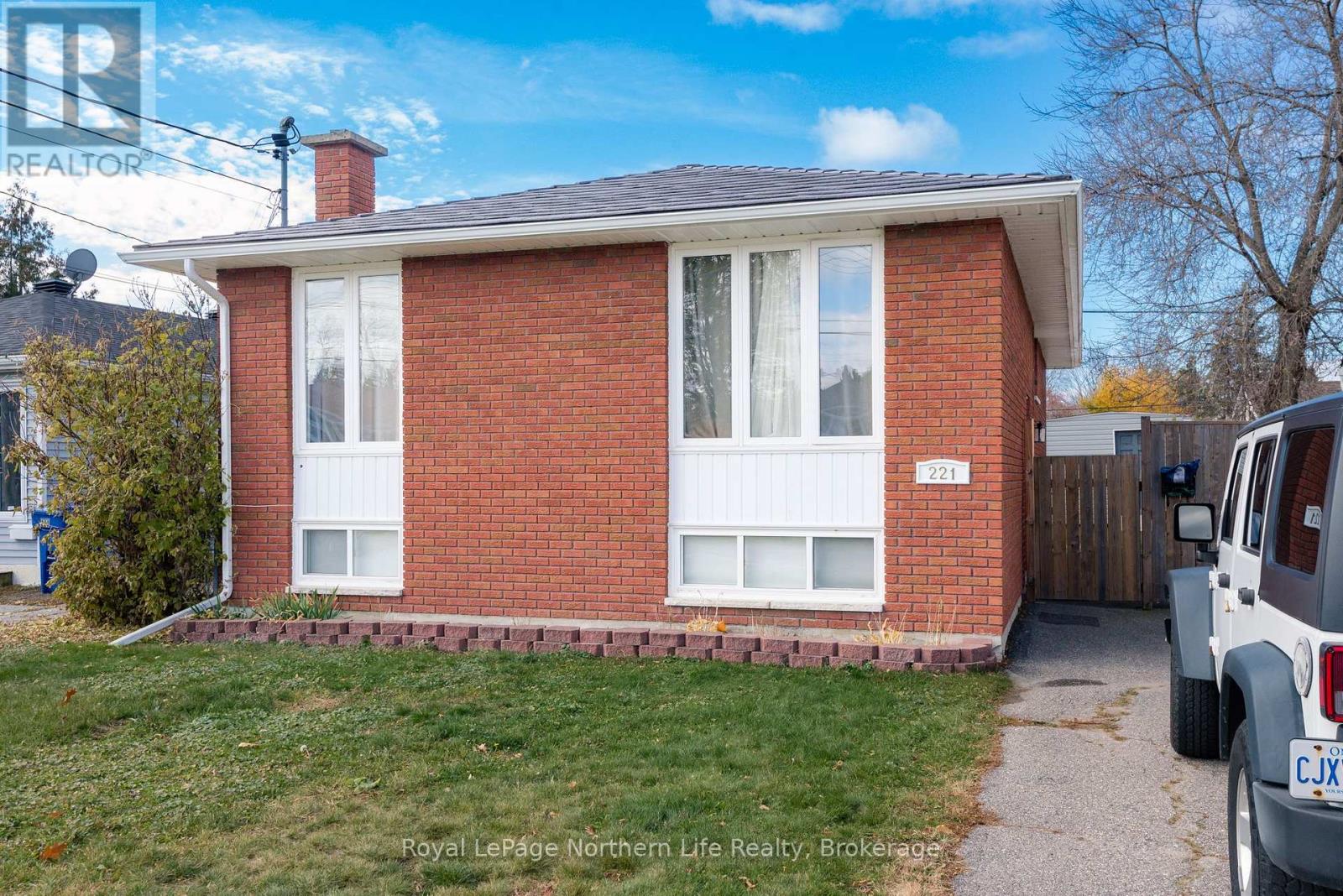 221 Lee Avenue, North Bay, Ontario  P1A 2K5 - Photo 2 - X14127776