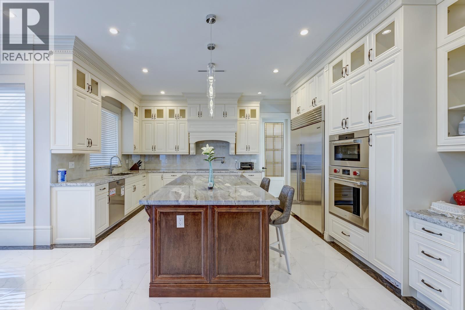 7991 SUNNYHOLME CRESCENT