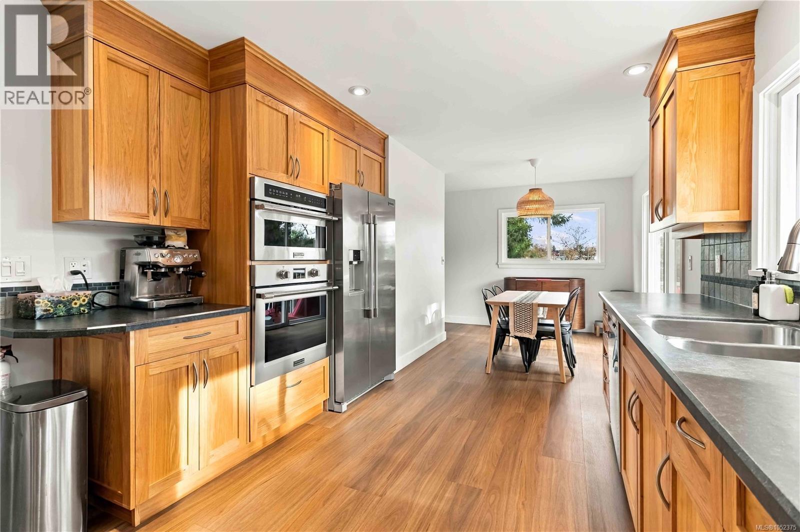 1025 Greenridge Cres